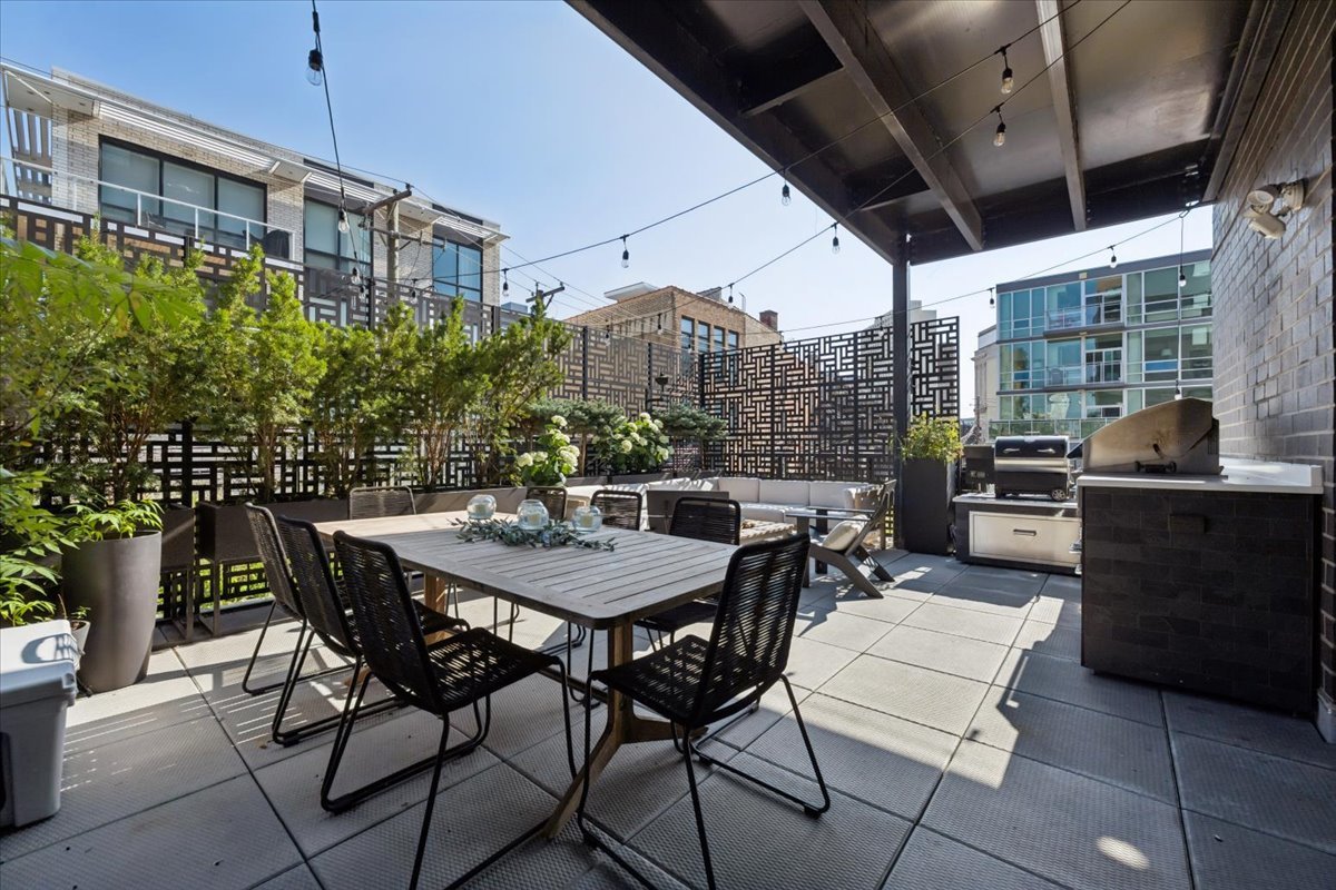 1648 West Division Street, Unit 208 Chicago, IL 60622 - Photo 18 of 48 a view of a tables and chairs in patio of the house