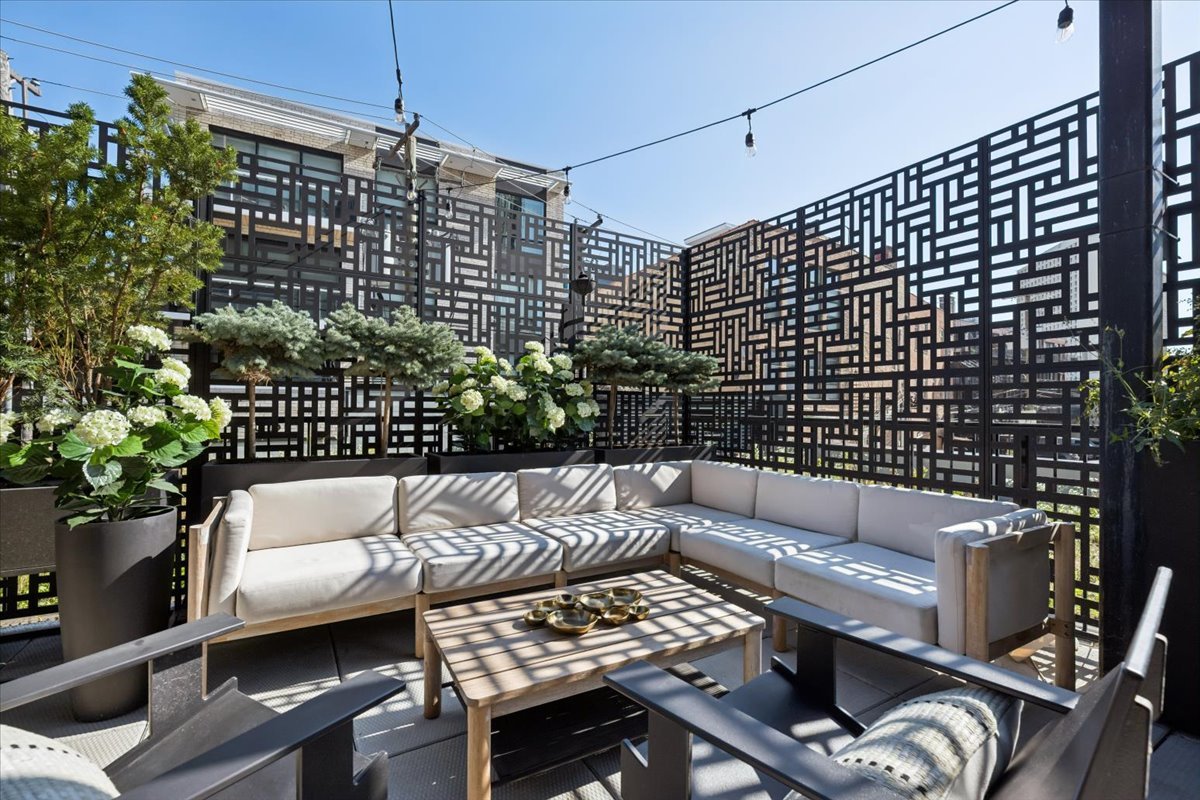 1648 West Division Street, Unit 208 Chicago, IL 60622 - Photo 20 of 48 a view of balcony with couch