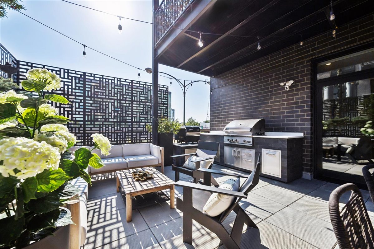 1648 West Division Street, Unit 208 Chicago, IL 60622 - Photo 21 of 48 a outdoor dining space with furniture