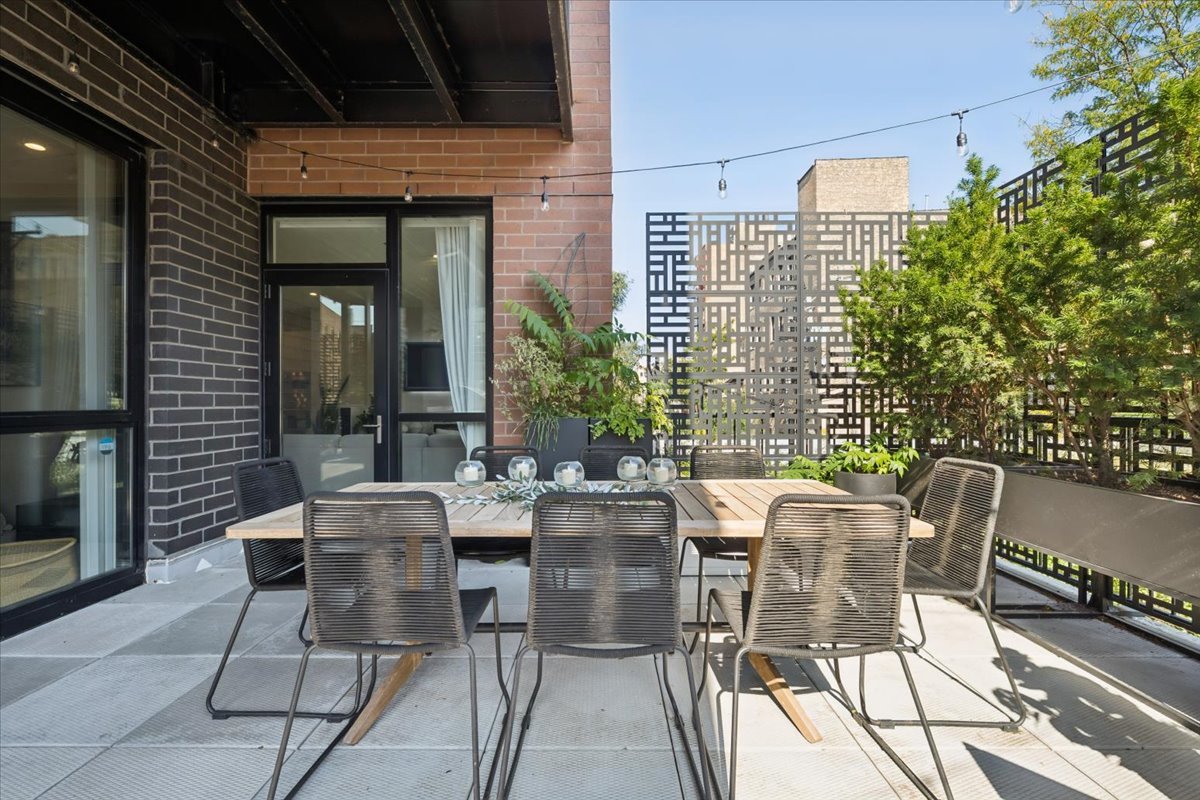 1648 West Division Street, Unit 208 Chicago, IL 60622 - Photo 24 of 48 a view of an outdoor seating area