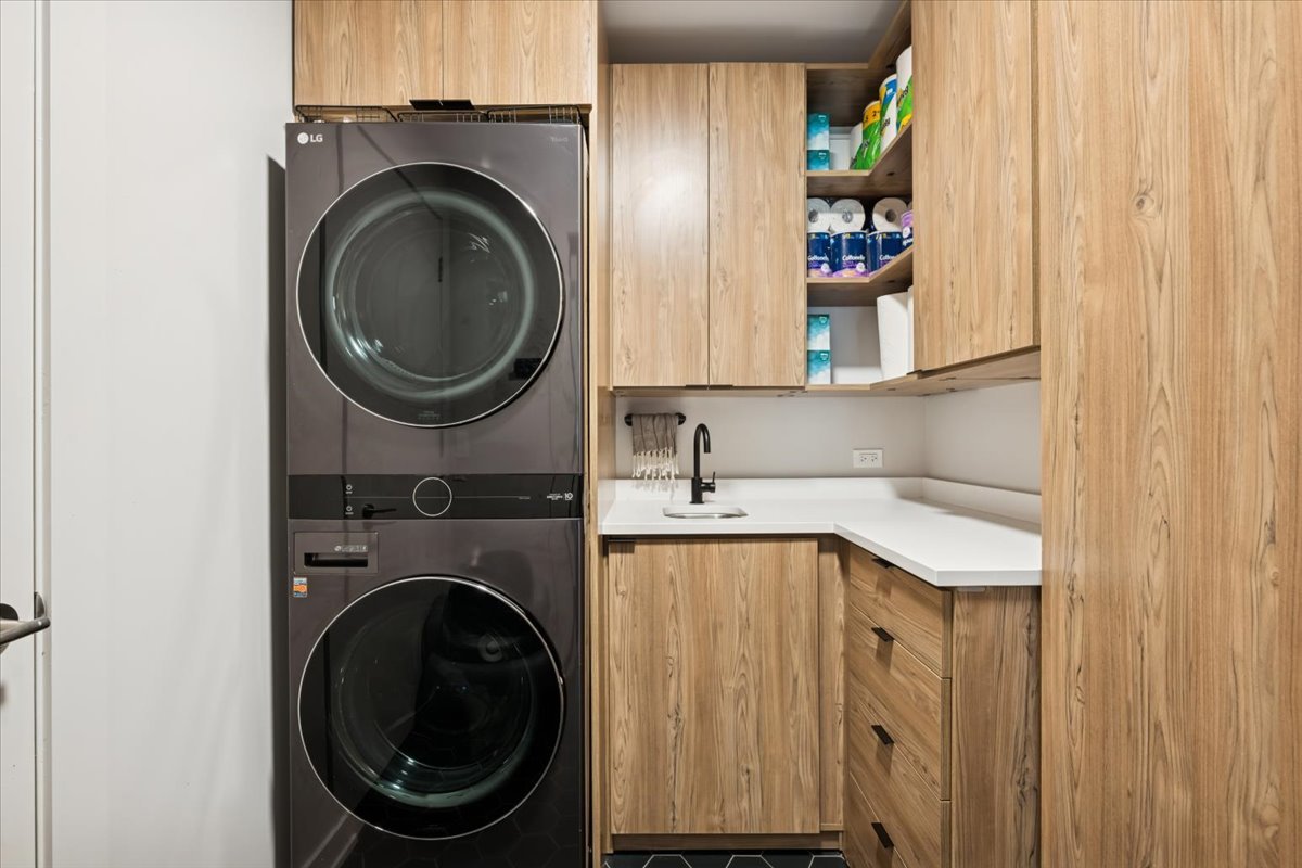 1648 West Division Street, Unit 208 Chicago, IL 60622 - Photo 38 of 48 a utility room with dryer and washer