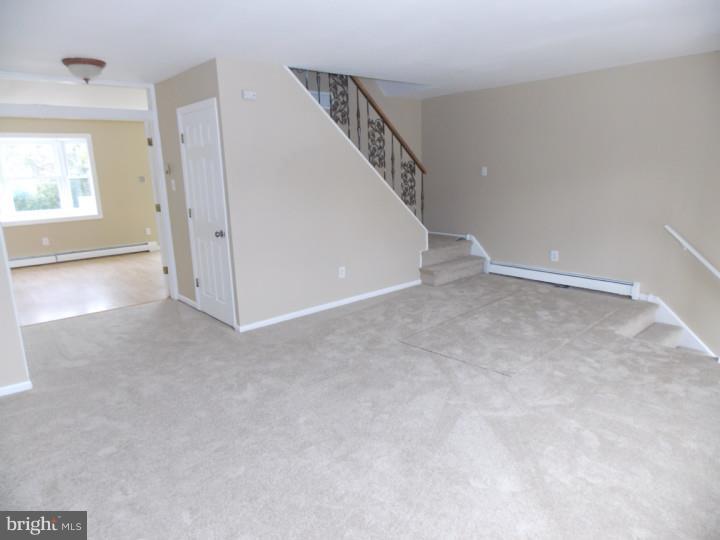 11020 Calera Road Philadelphia, PA 19154 - Photo 3 of 16 Living Room