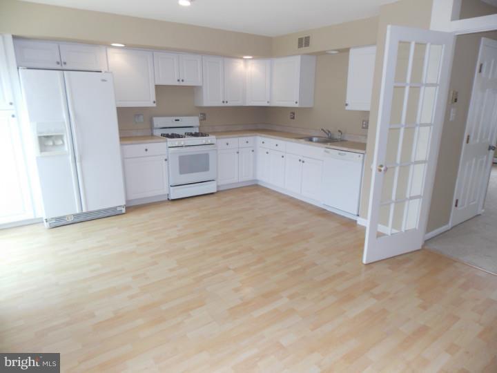 11020 Calera Road Philadelphia, PA 19154 - Photo 4 of 16 Kitchen