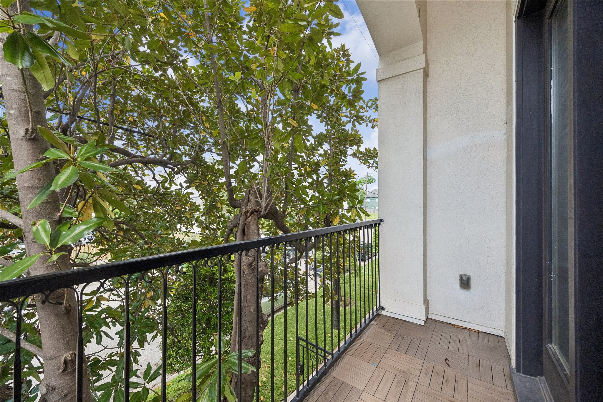 1407 Shearn Street Houston, TX 77007 - Photo 22 of 35 Covered balcony off of the living room.