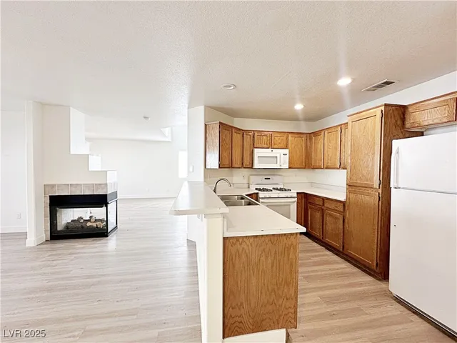 $2,190 | 9416 Moon Splash Court, Las Vegas, NV 89129