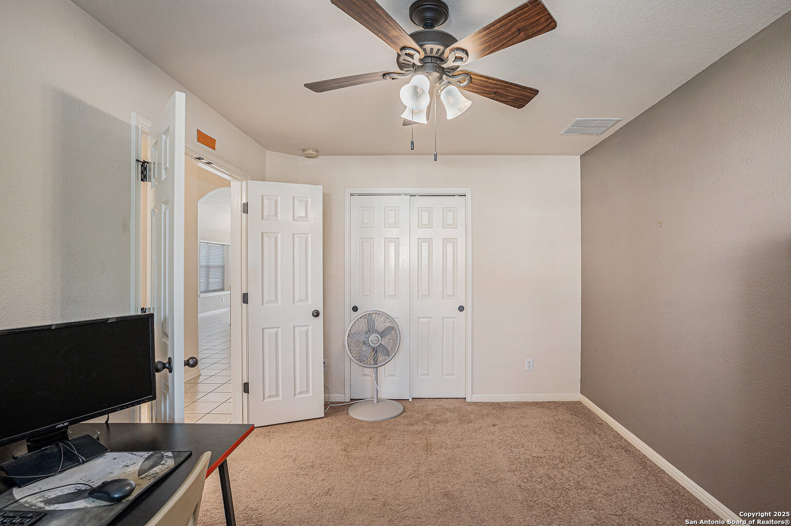 117 Hidden Fawn Cibolo, TX 78108 - Photo 13 of 25 a bedroom with a bed and a chandelier