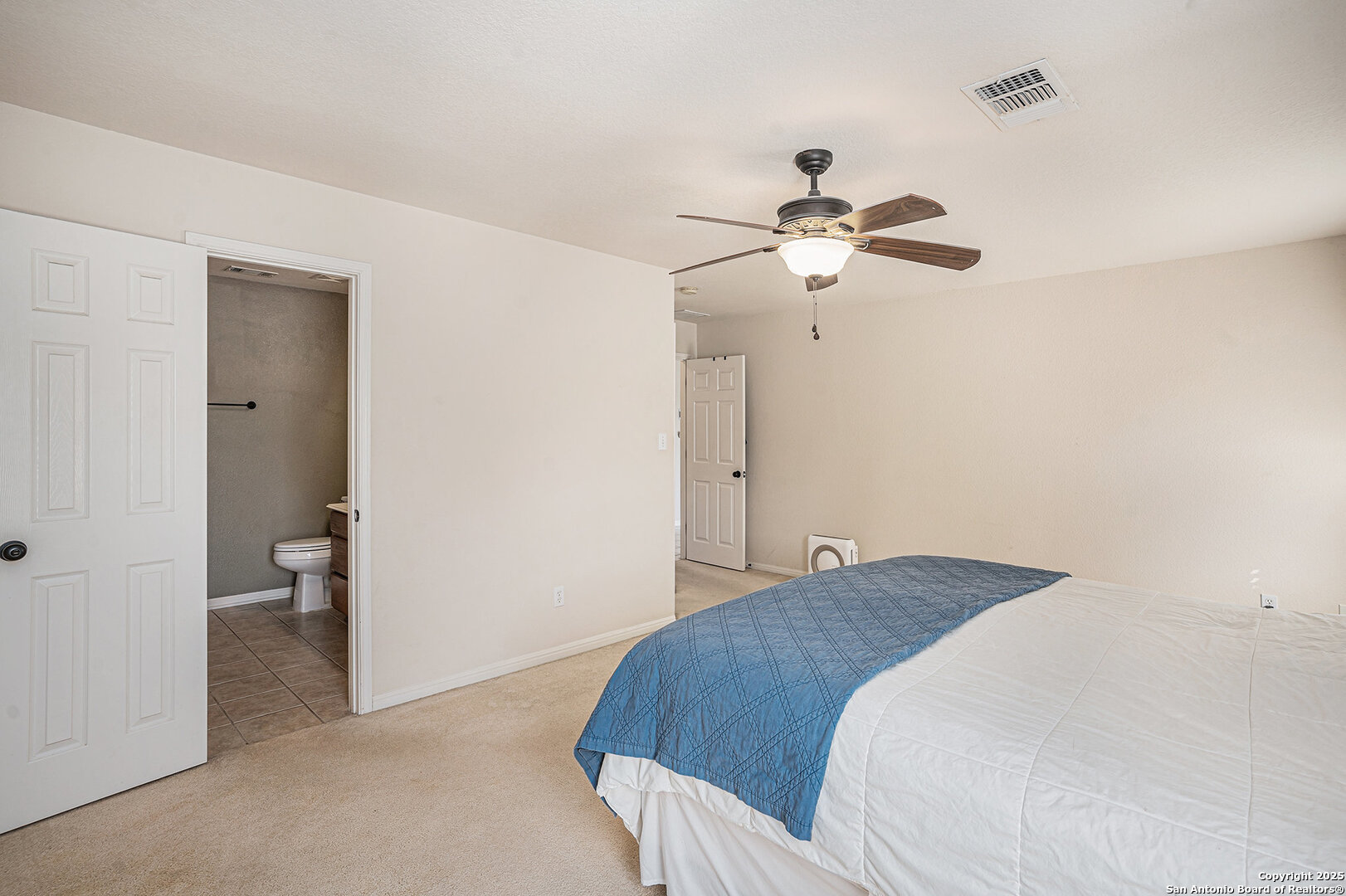 117 Hidden Fawn Cibolo, TX 78108 - Photo 16 of 25 a bedroom with a bed and a chandelier