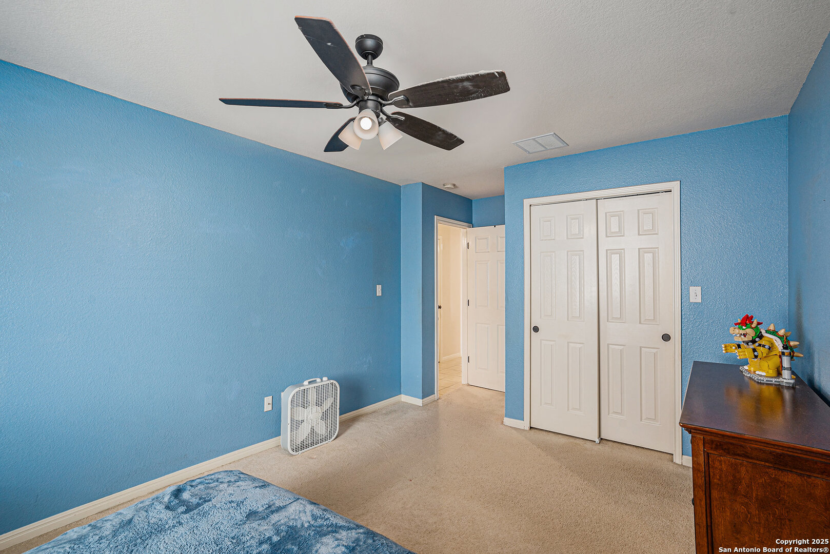 117 Hidden Fawn Cibolo, TX 78108 - Photo 20 of 25 a bedroom with a bed and a chandelier