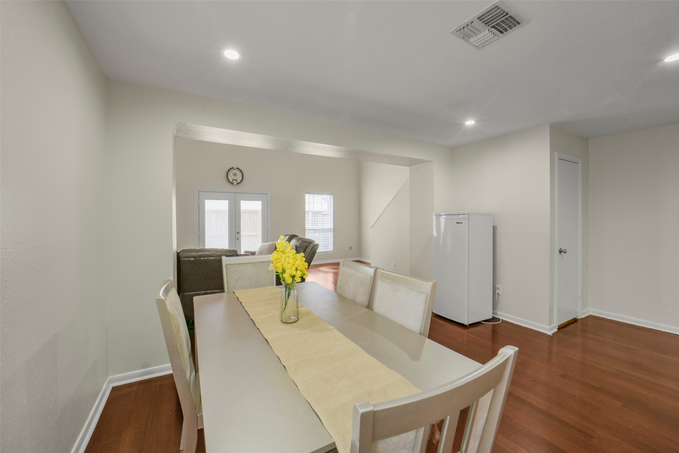 5707 Innsbruck Street Bellaire, TX 77401 - Photo 12 of 35 Very light and airy.