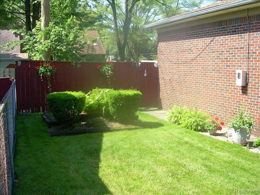26541 Marshall Street Inkster, MI 48141 - Photo 25 of 25 Landscaped Yard