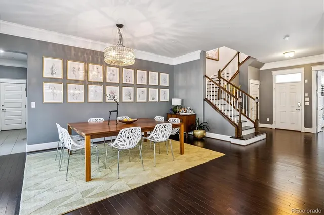 a view of an entryway with a livingroom