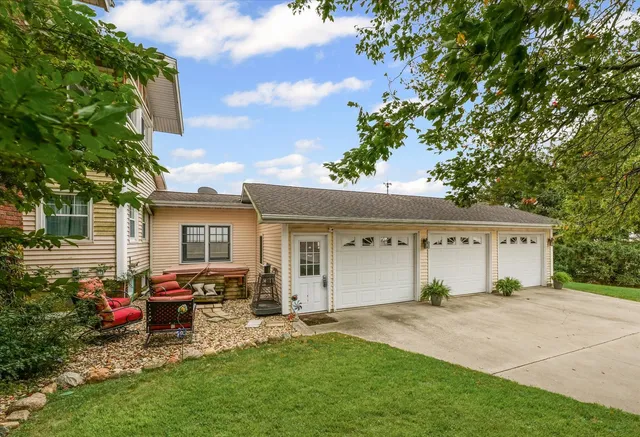 a view of a house with a yard