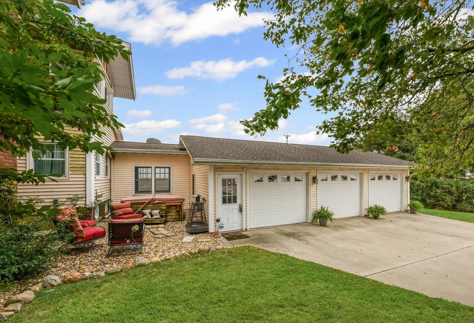 37857 East 100 North Road Bellflower, IL 61724 - Photo 35 of 43 a backyard of a house with table and chairs
