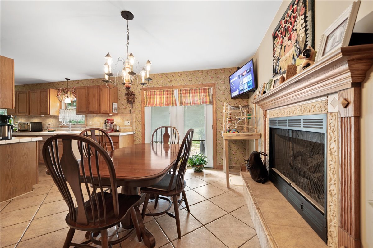 42W875 Wheeler Road Sugar Grove, IL 60554 - Photo 8 of 19 Gallery Image 8