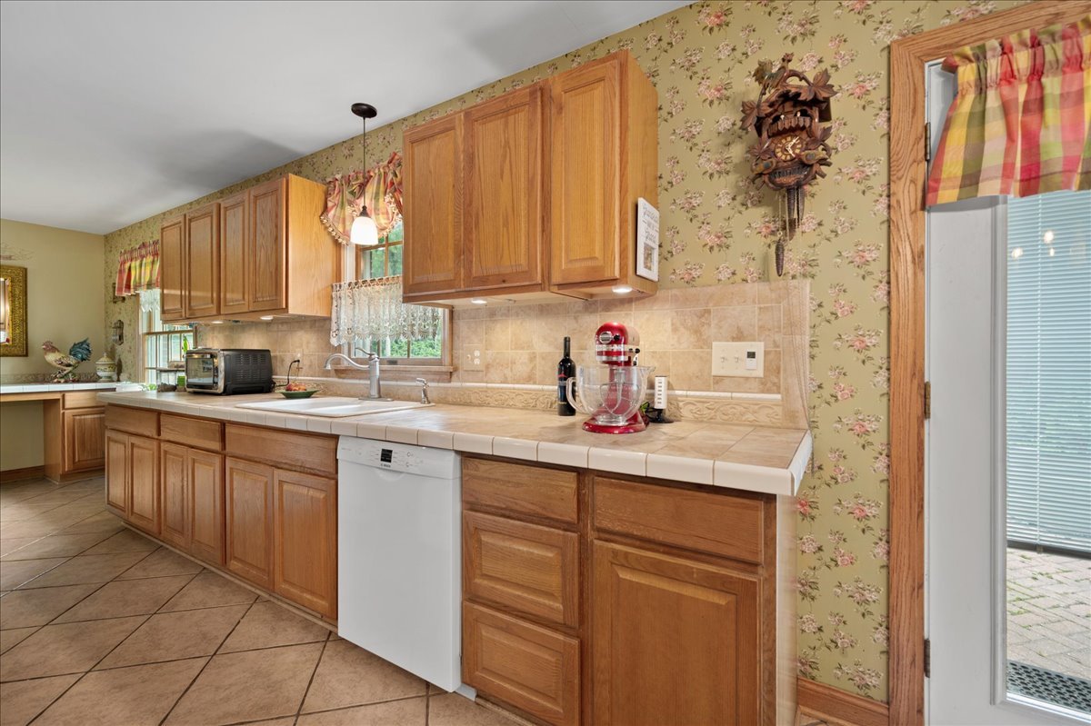 42W875 Wheeler Road Sugar Grove, IL 60554 - Photo 10 of 19 Gallery Image 10