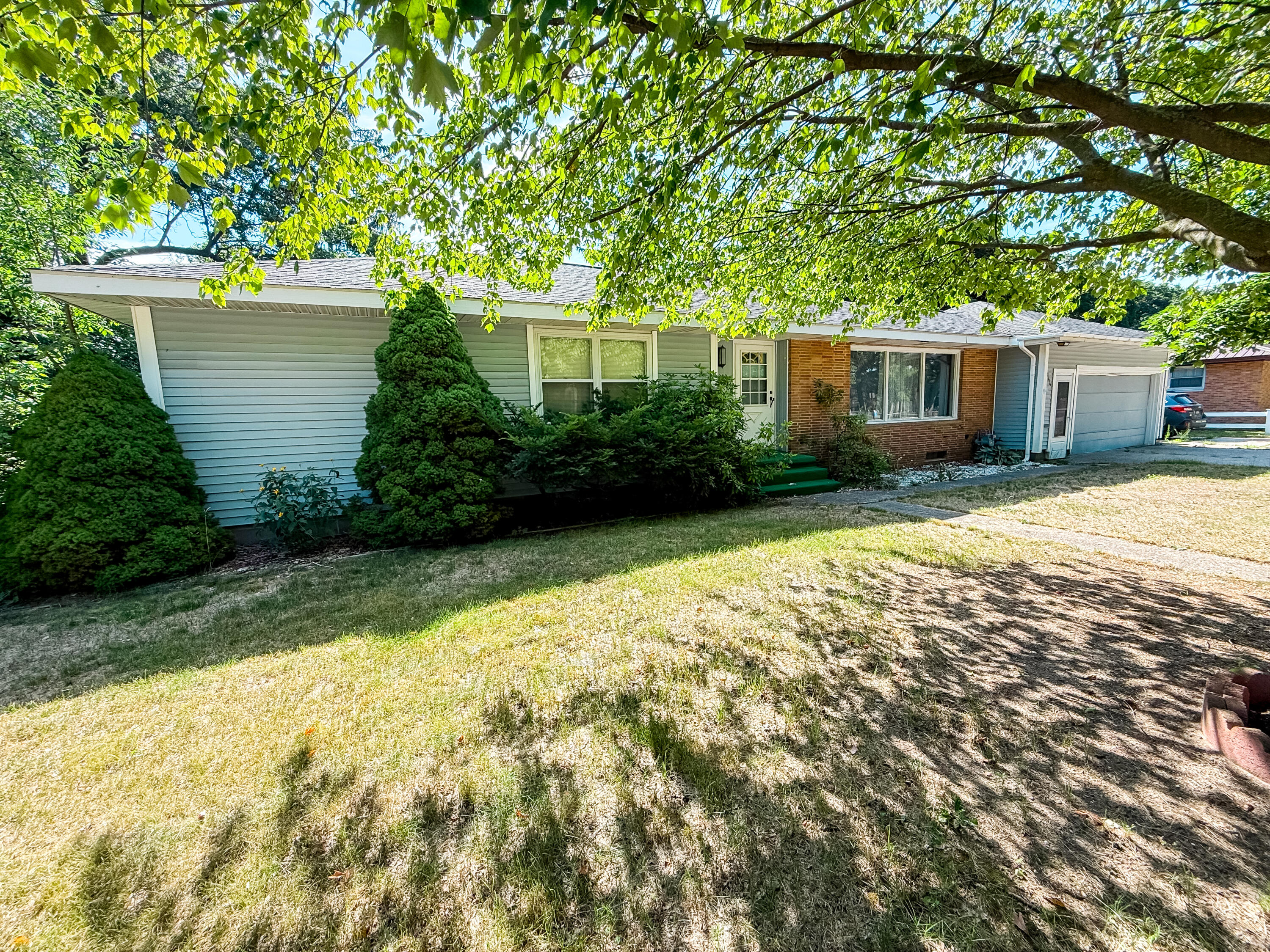 744 Quarterline Road Muskegon, MI 49442 - Photo 3 of 24 IMG_5031