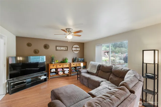 $1,100,000 | 2219 Key Peninsula Highway Southwest, Lakebay, WA 98349