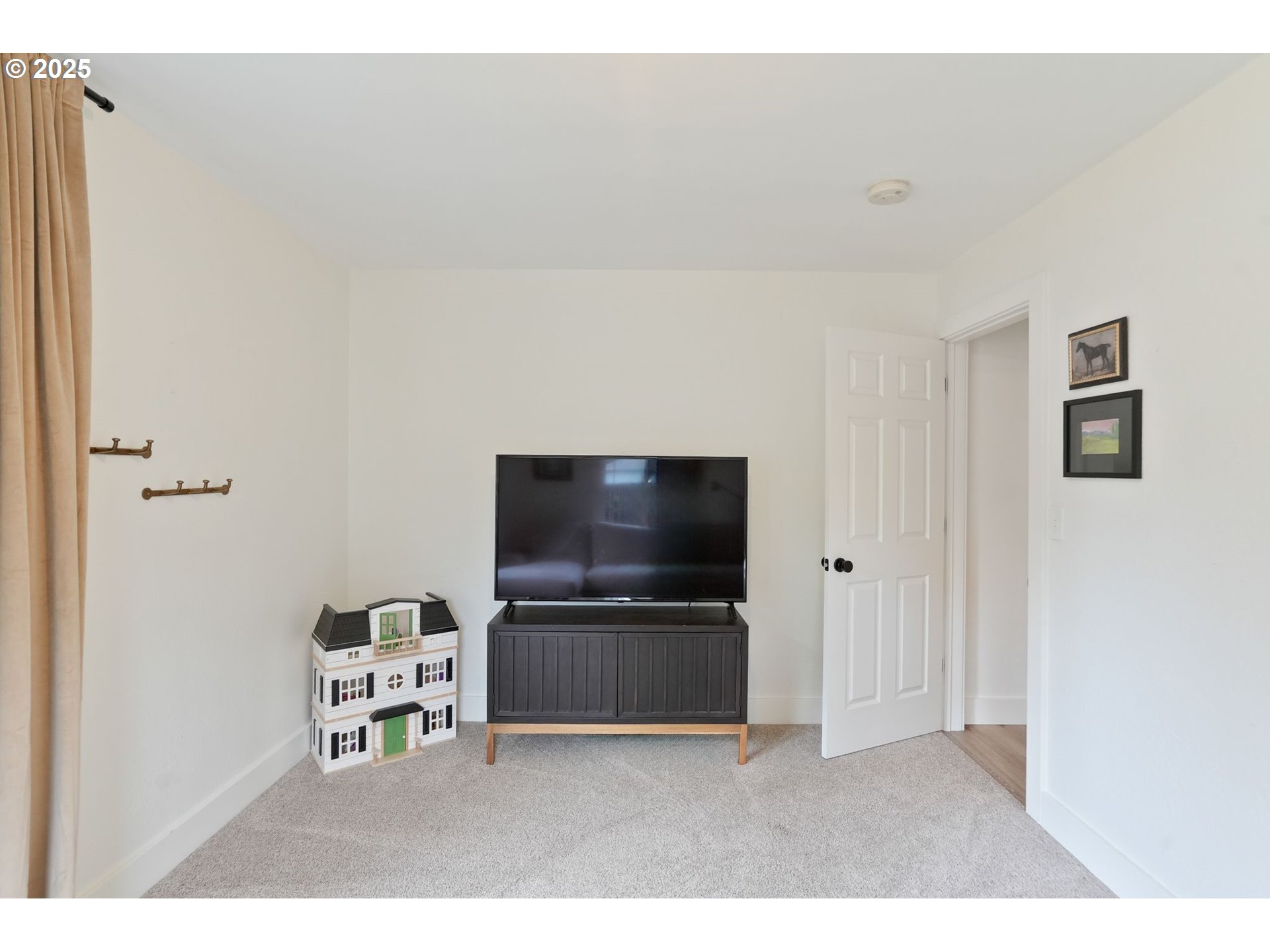 564 Manbrin Drive North Keizer, OR 97303 - Photo 20 of 39 Bedroom