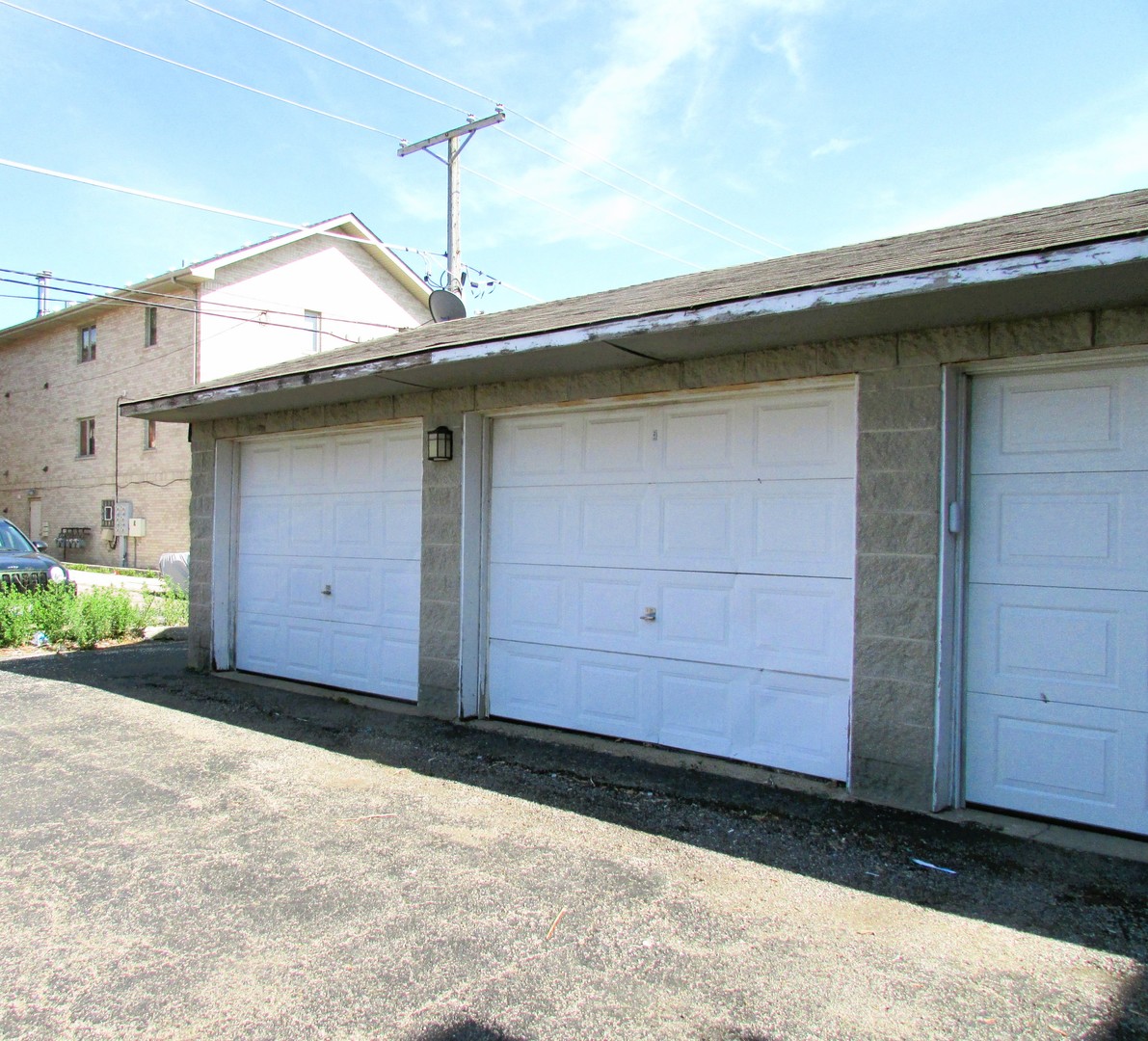 10611 Parkside Avenue, Unit 202 Chicago Ridge, IL 60415 - Photo 21 of 22 a backyard of a house