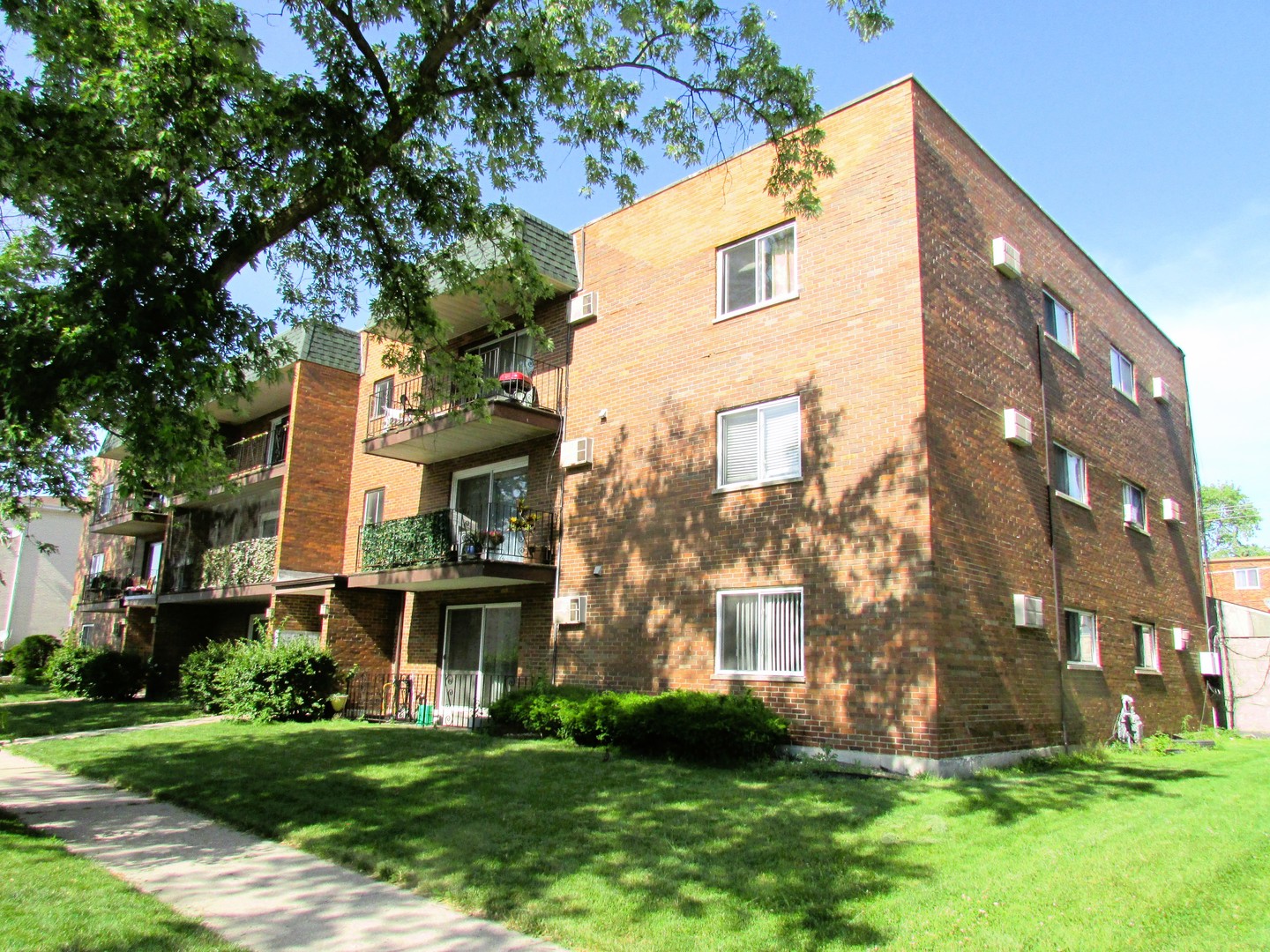 10611 Parkside Avenue, Unit 202 Chicago Ridge, IL 60415 - Photo 22 of 22 a front view of a building
