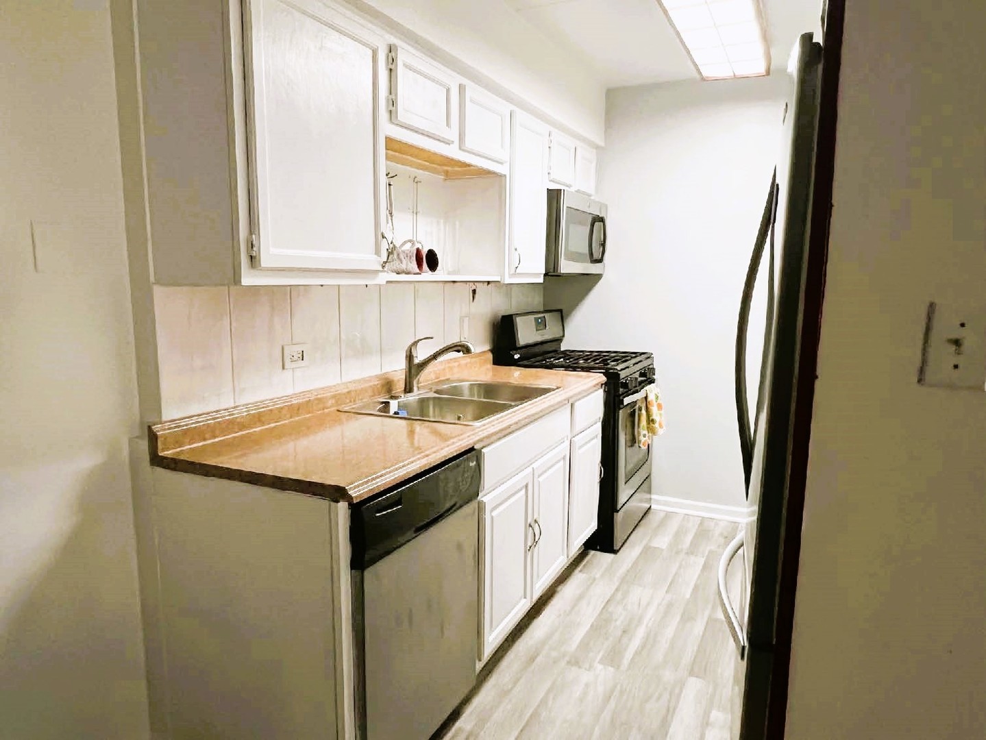 10611 Parkside Avenue, Unit 202 Chicago Ridge, IL 60415 - Photo 5 of 22 a utility room with a sink washer and dryer