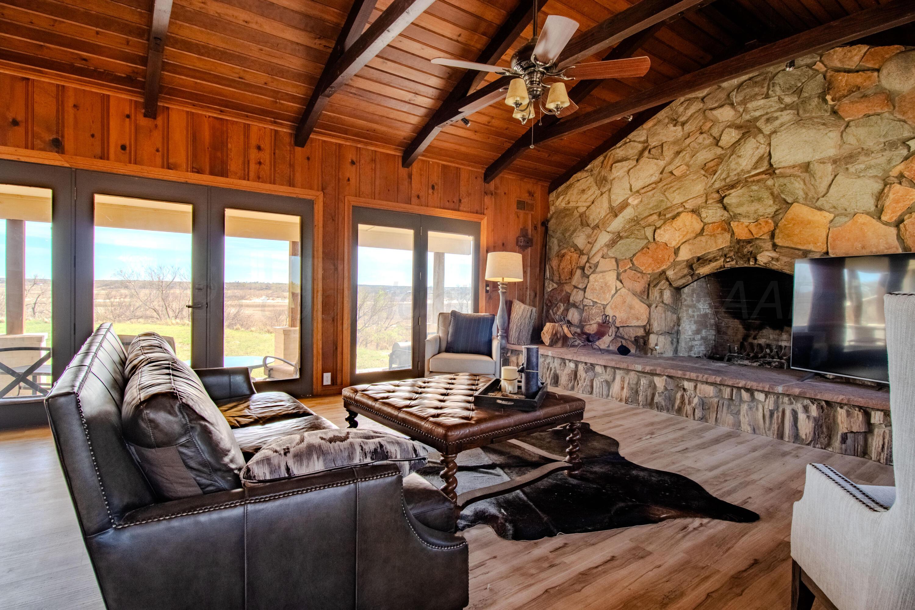 401 10 Bears Trail Howardwick, TX 79226 - Photo 6 of 71 a living room with furniture and a floor to ceiling window