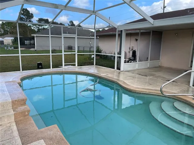 a view of a house with backyard