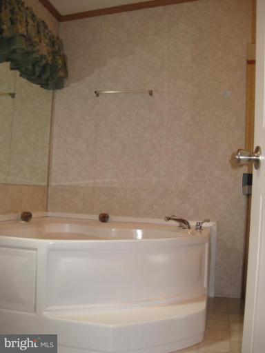 7810 Clark Road, Unit D25 Jessup, MD 20794 - Photo 8 of 19 Large soaking/jetted Tub