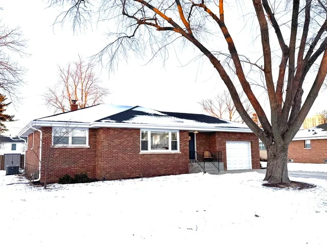 $425,000 | 833 Parkside Drive, Wheaton, IL 60187