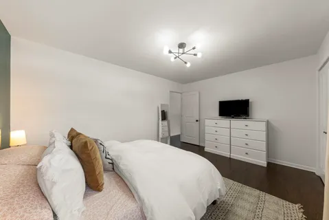 $425,000 | 833 Parkside Drive, Wheaton, IL 60187