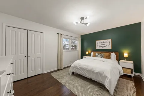 $425,000 | 833 Parkside Drive, Wheaton, IL 60187