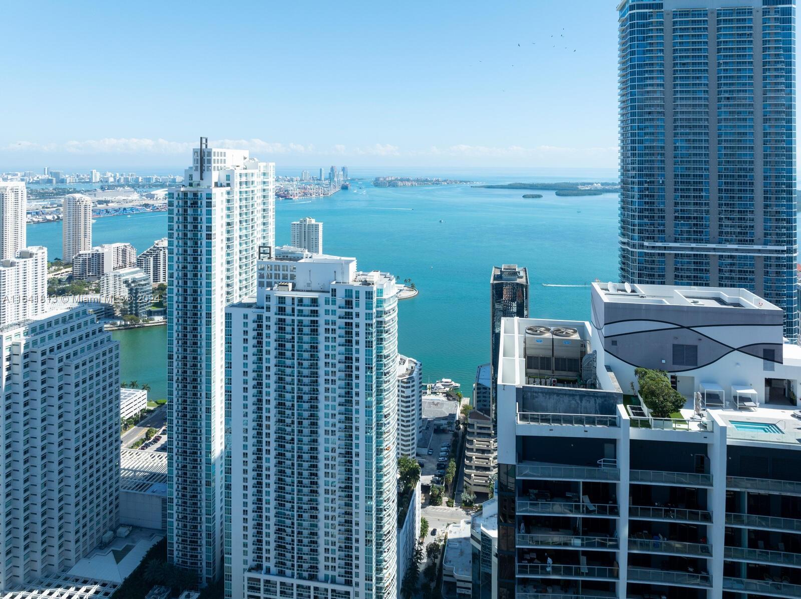 45 Southwest 9th Street, Unit 4403 Miami, FL 33130 - Photo 21 of 21 a terrace with a seating space