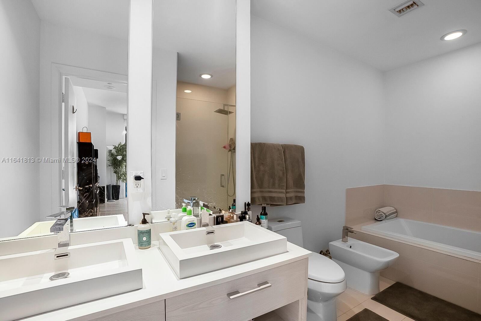 45 Southwest 9th Street, Unit 4403 Miami, FL 33130 - Photo 10 of 21 a bathroom with a toilet a sink and a bathtub