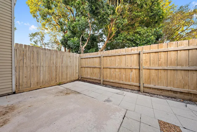 a view of a backyard