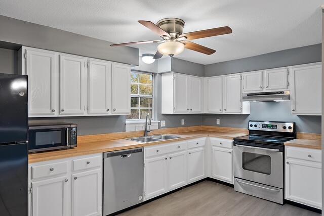 301 Georgian Park Drive Jupiter, FL 33458 - Photo 18 of 33 a kitchen with a white cabinets and white appliances