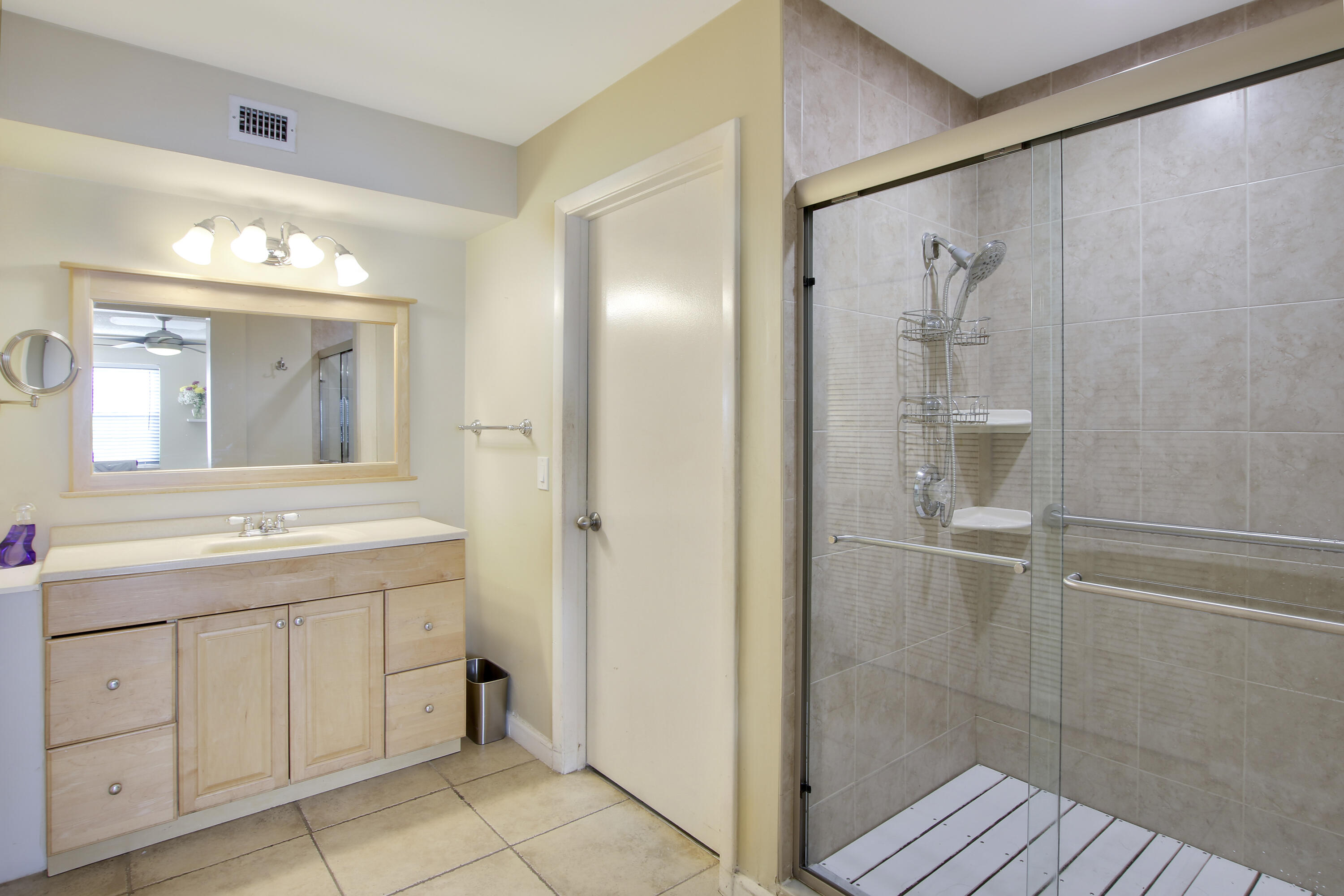5355 Buckhead Circle, Unit 1020 Boca Raton, FL 33431 - Photo 17 of 36 Primary Bathroom