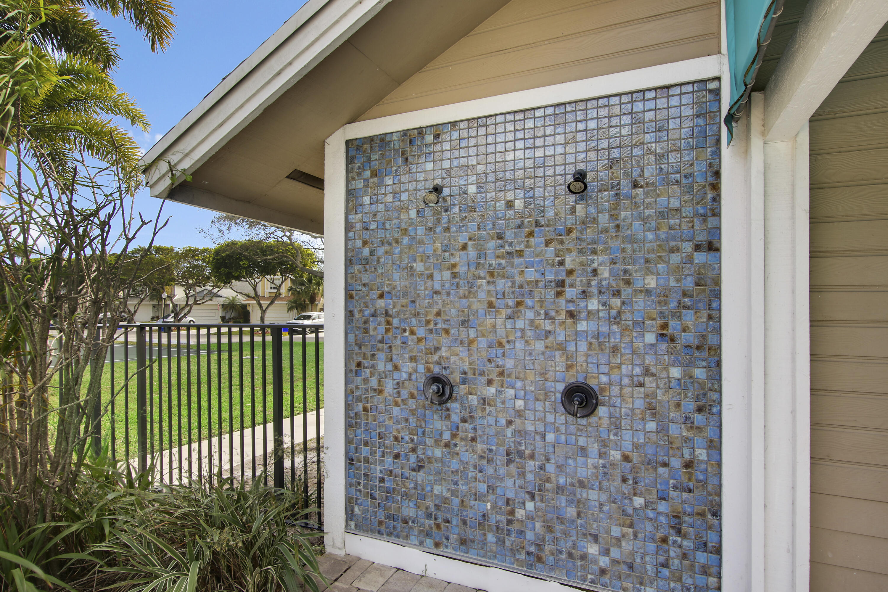 5355 Buckhead Circle, Unit 1020 Boca Raton, FL 33431 - Photo 33 of 36 Outdoor Showers