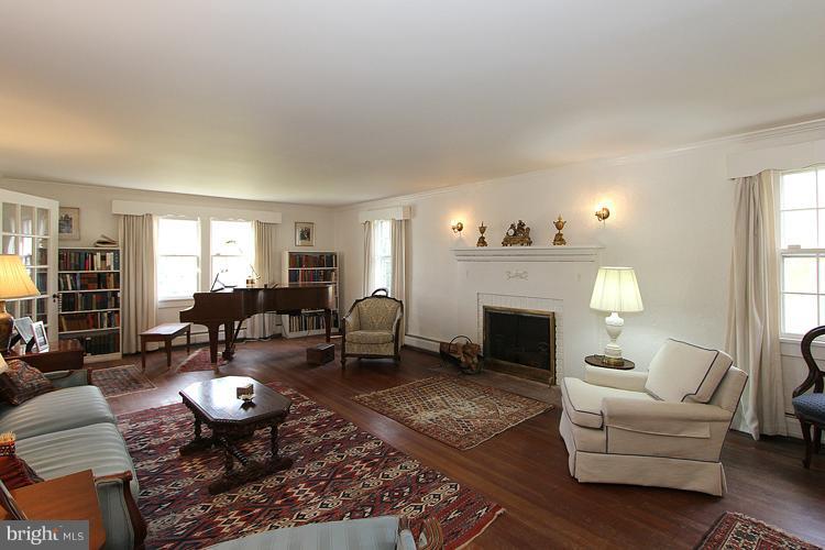 14401 Partnership Road Poolesville, MD 20837 - Photo 3 of 30 Living Room