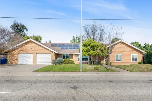 $499,999 | 735 West Bullard Avenue, Clovis, CA 93612