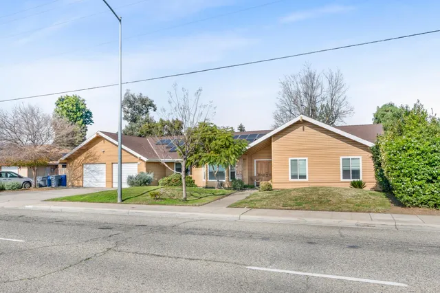 $499,999 | 735 West Bullard Avenue, Clovis, CA 93612