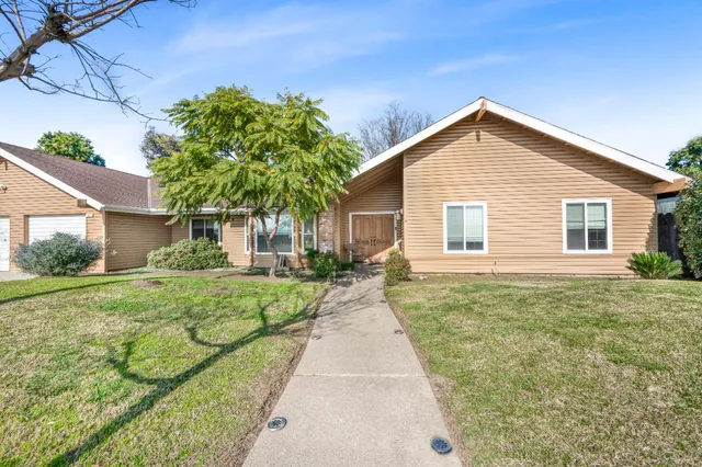 $499,999 | 735 West Bullard Avenue, Clovis, CA 93612