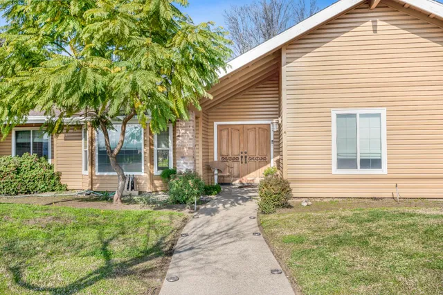 $499,999 | 735 West Bullard Avenue, Clovis, CA 93612