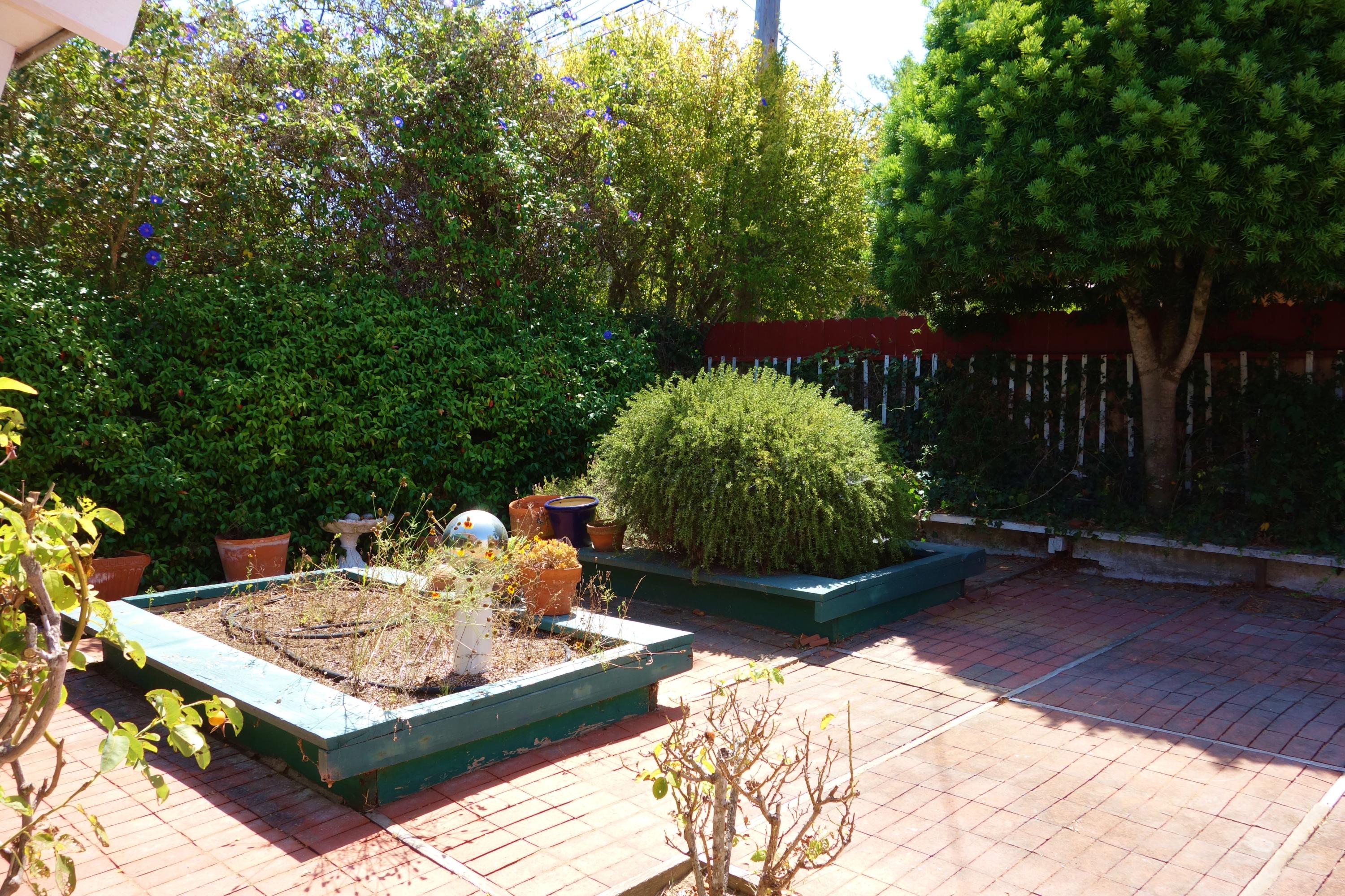 6836 Fortuna Road Goleta, CA 93117 - Photo 5 of 23 Front Courtyard