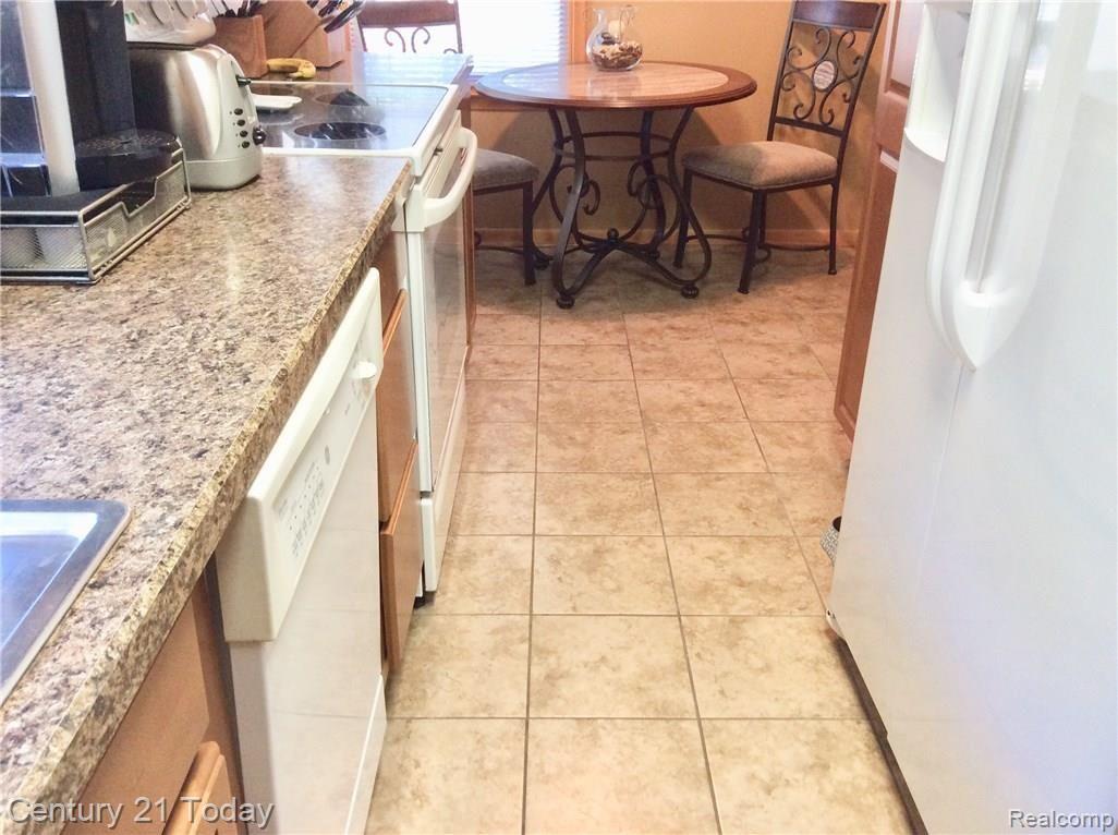 10381 Wayne Road Livonia, MI 48150 - Photo 16 of 54 IMG_5445.jpg