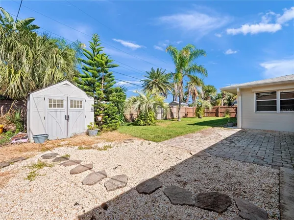a view of a yard with a house