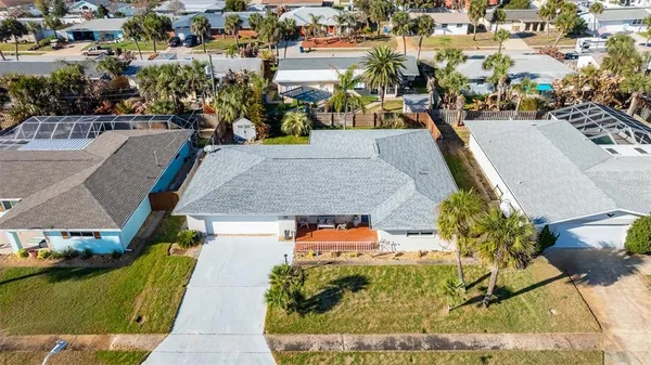 a view of house with a yard