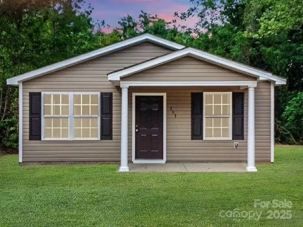 a view of front of a house with a yard