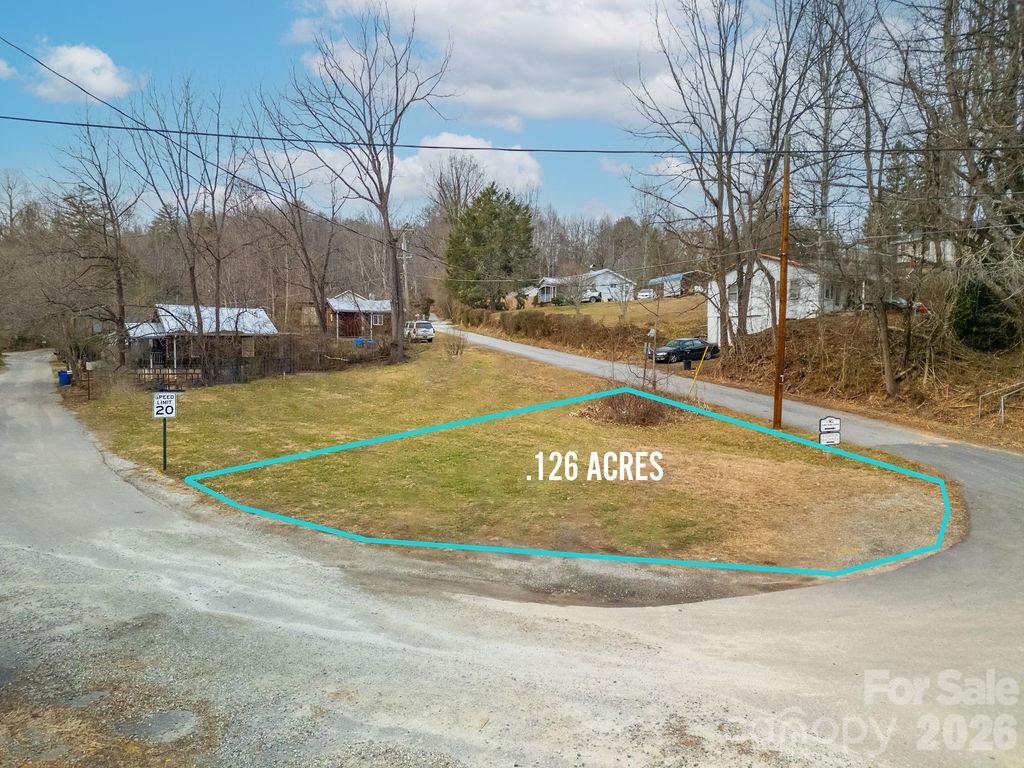 10 Hampton Road, Unit 1 Brevard, NC 28712 - Photo 4 of 9 a view of a basket ball ground