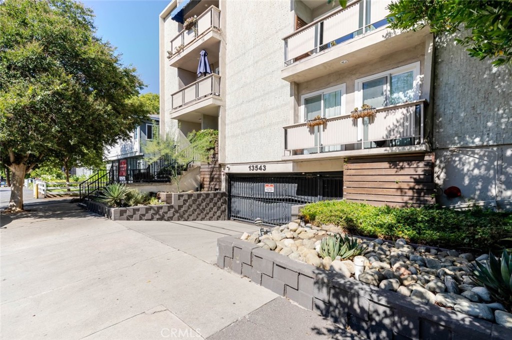 13543 Moorpark Street, Unit 7 Sherman Oaks, CA 91423 - Photo 1 of 25