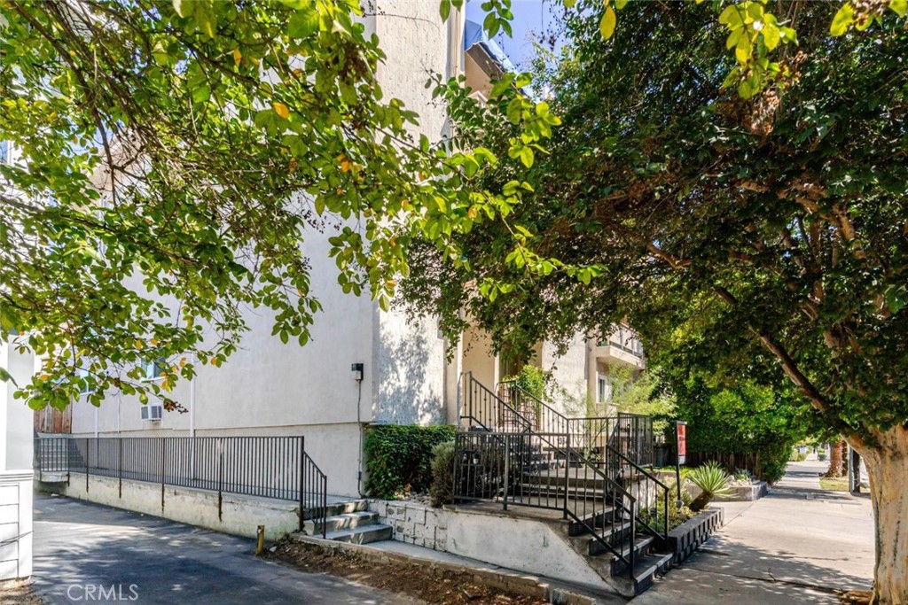 13543 Moorpark Street, Unit 7 Sherman Oaks, CA 91423 - Photo 20 of 25 a view of outdoor space and yard